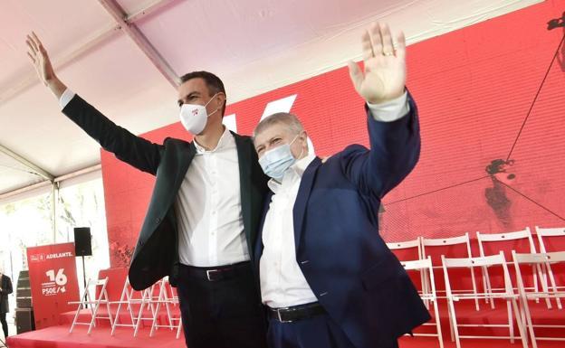 Pedro Sánchez y José Vélez, secretario general de PSRM-PSOE, este domingo en Murcia. 