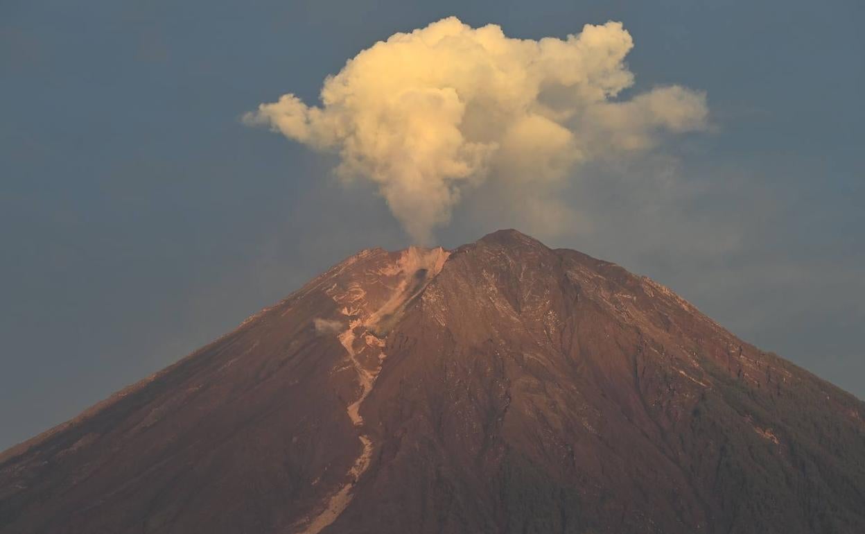 Erupción del volcán Semeru.