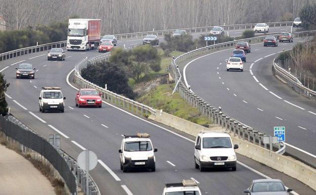 Tráfico intenso por una autovía castellano y leonesa. 