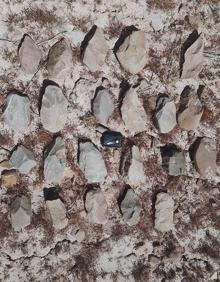 Imagen secundaria 2 - Arriba, vista general del yacimiento al finalizar la excavación; abajo a la izquierda, Bifaz descubierto durante esta campaña de excavación.y a la derecha, Conjunto de hachas de manos recuperadas en la prospección arqueológica. 