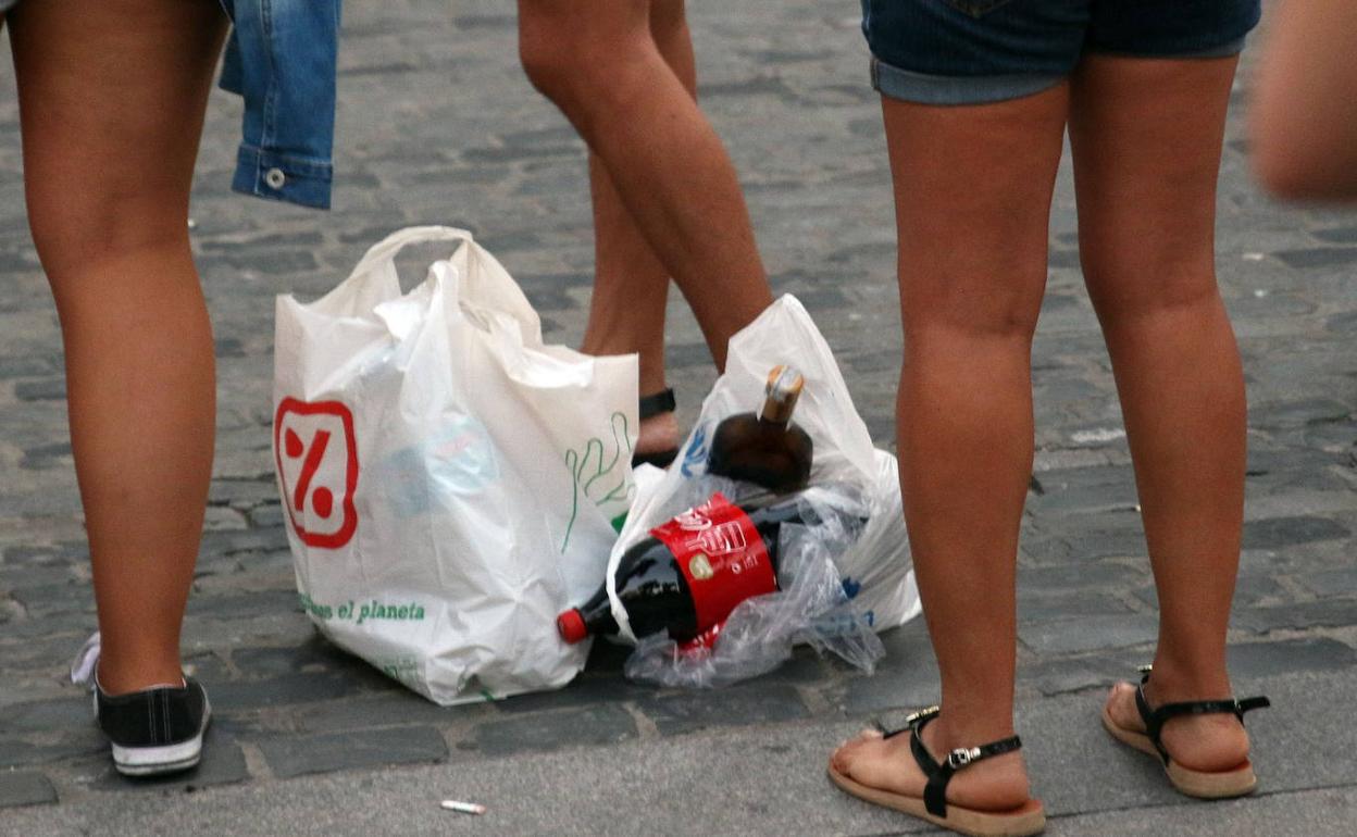 Unos jóvenes hacen botellón en Segovia. 