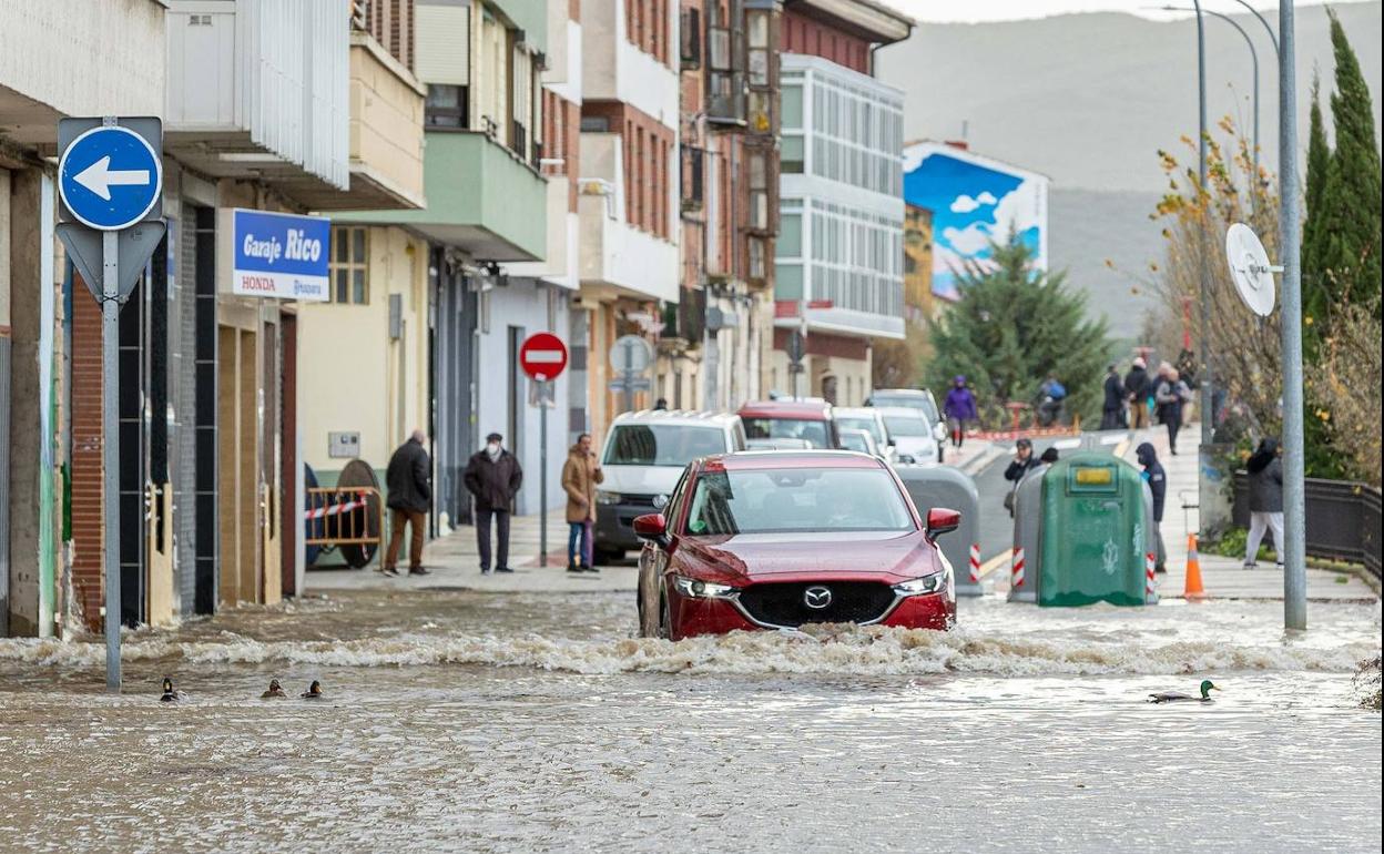 El Ebro inunda Miranda.