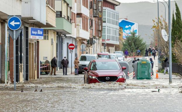 El Ebro mantiene en alerta a Miranda, aunque la crecida comienza a remitir