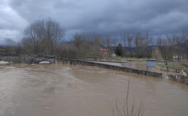 El agua anega calles, carreteras y tierras de cultivo.