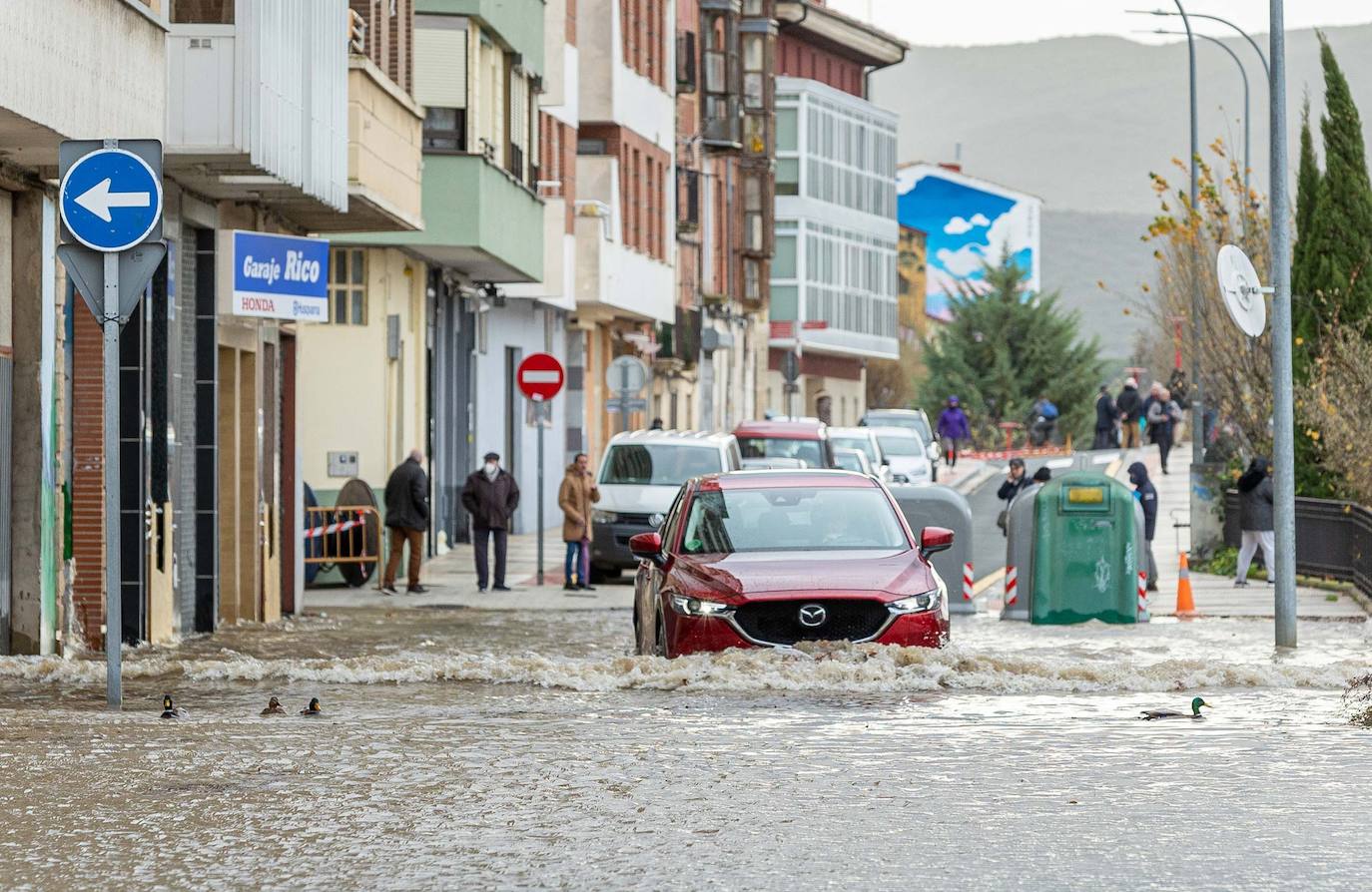 Fotos: El agua se retira de Las Merindades y Miranda