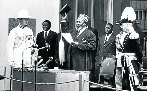 Jomo Kenyatta, con la Biblia en alto, presta juramento como primer ministro de Kenia, en 1963. 