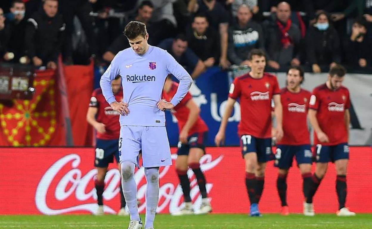 Gerard Piqué, cabizbajo, tras el empate de Osasuna ante el Barça en El Sadar. 