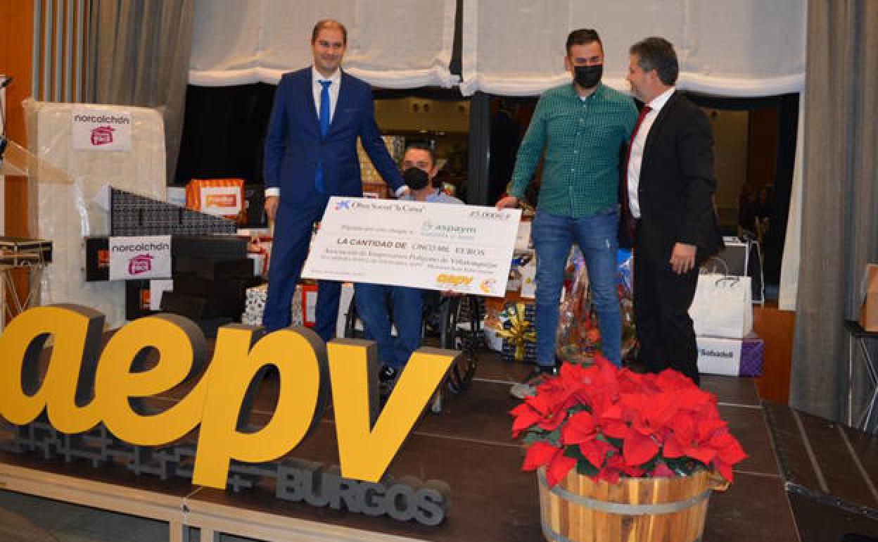 Entrega a ASPAYM del cheque por parte de la Asociación de Empresarios del Polígono de Villalonquéjar. 