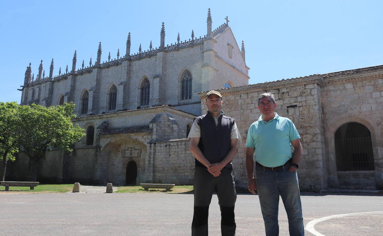 Juan Montero, arqueólogo, y Antonio Carballera, nieto de un represaliado que se encuentra enterrado en la fosa, en agosto de este 2021 al iniciar los trabajos de búsqueda. 