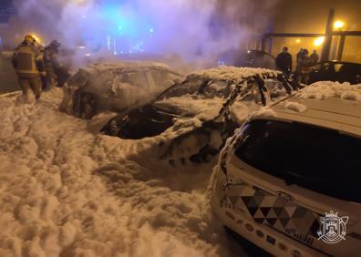 Imagen secundaria 1 - Sucesos en Burgos: Sofocado el incendio de cinco coches en Burgos