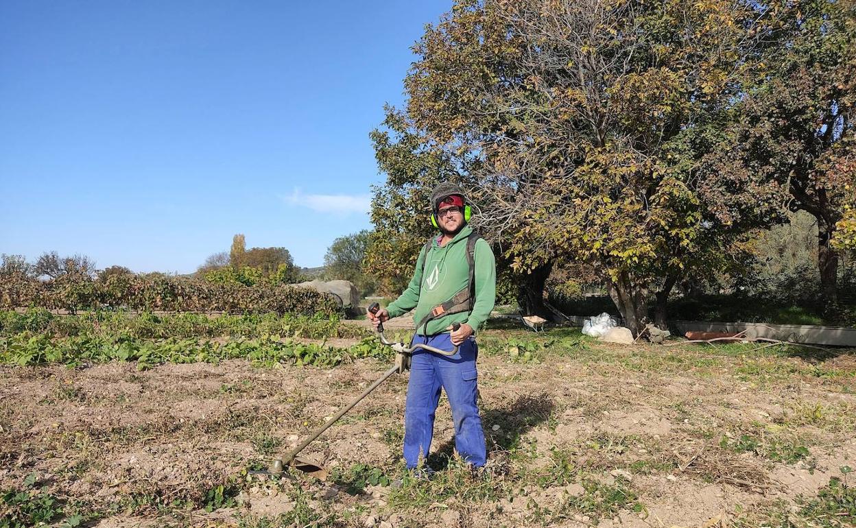 Un hombre participa en una cooperativa agrícola en España.