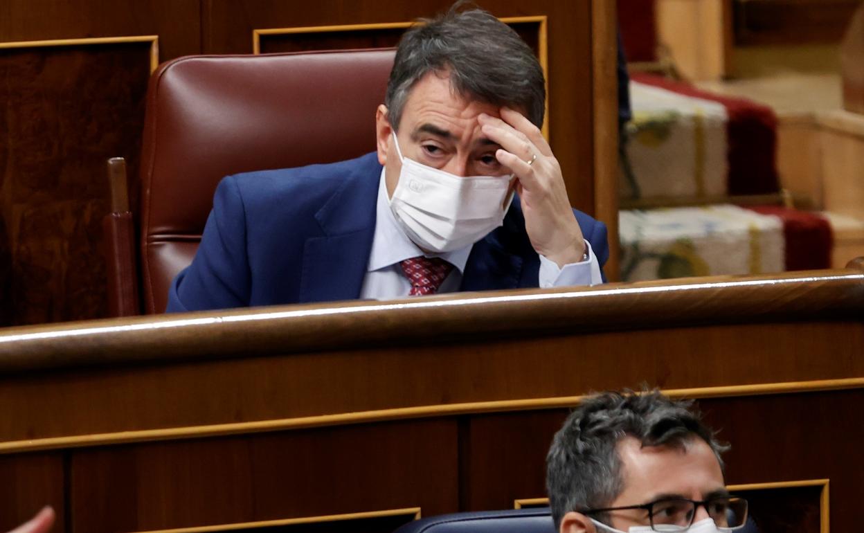 Aitor Esteba sigue el pleno de este miércoles desde su escaño. 