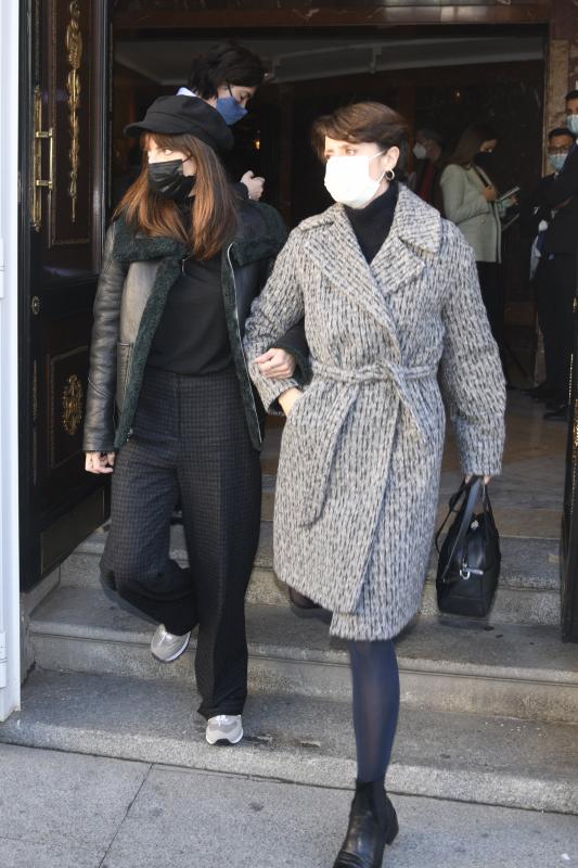 Las actrices Maribel Verdú y Aitana Sánchez Gijón salen del Teatro Español tras visitar la capilla ardiente de Verónica Forqué