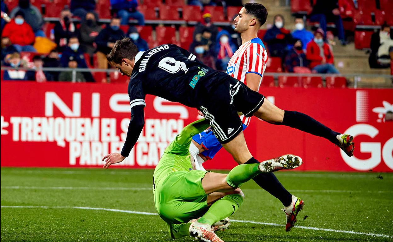 Guillermo es arrollado por Juan Carlos en el gol del Burgos CF.