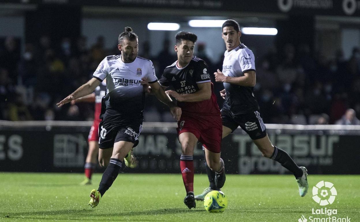 Una jugada del partido entre el Cartagena y el Mirandés.