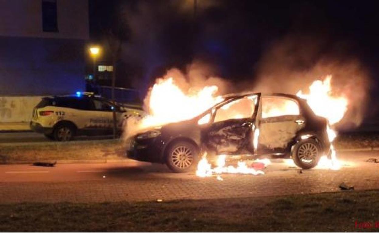 Un coche arde en Burgos, el pasado 21 de diciembre.