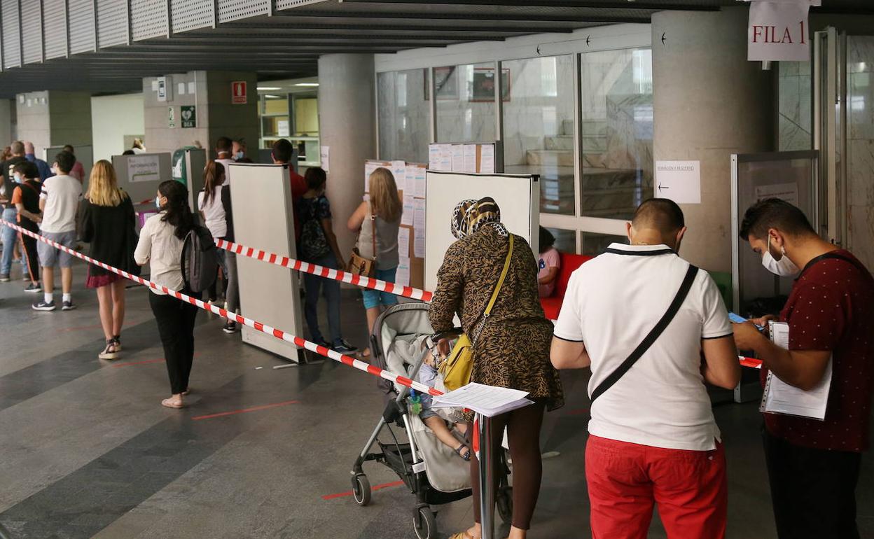 Cola para solicitar las ayudas autonómicas por los ERTE, en agosto de 2020, en la delegación territorial de la Junta en Palencia.