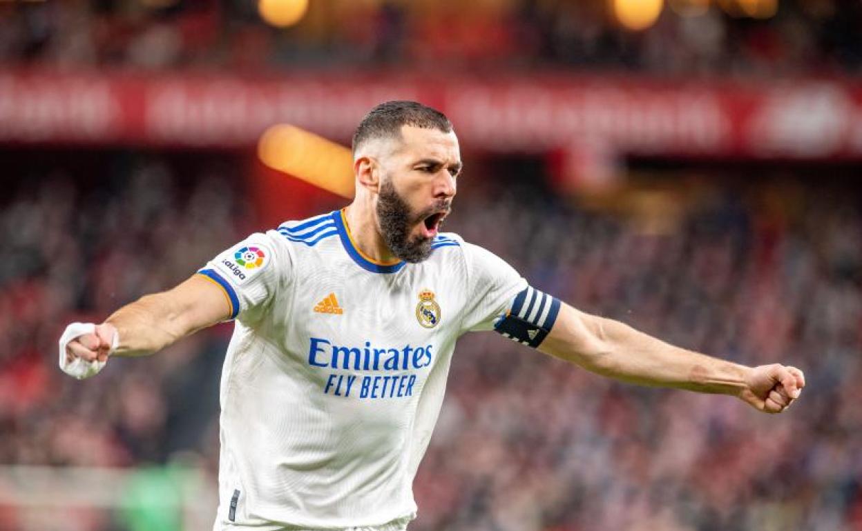 Karim Benzema celebra uno de sus recientes goles en San Mamés. 