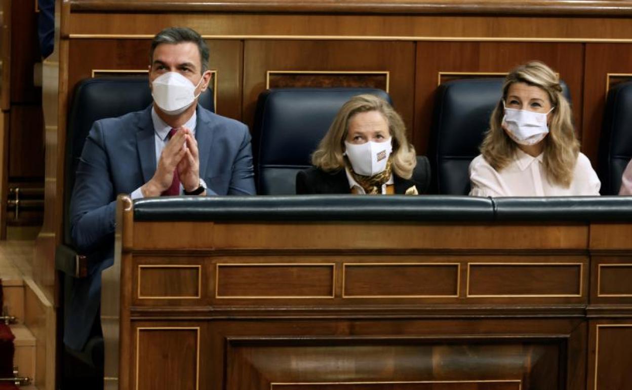 Pedro Sánchez, Nadia Calviño y Yolanda Dïaz. 