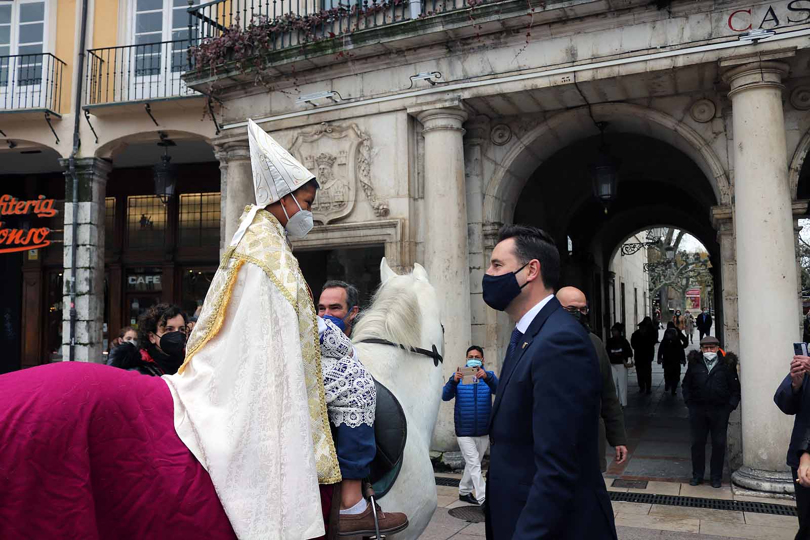 El obispillo saluda desde su caballo.