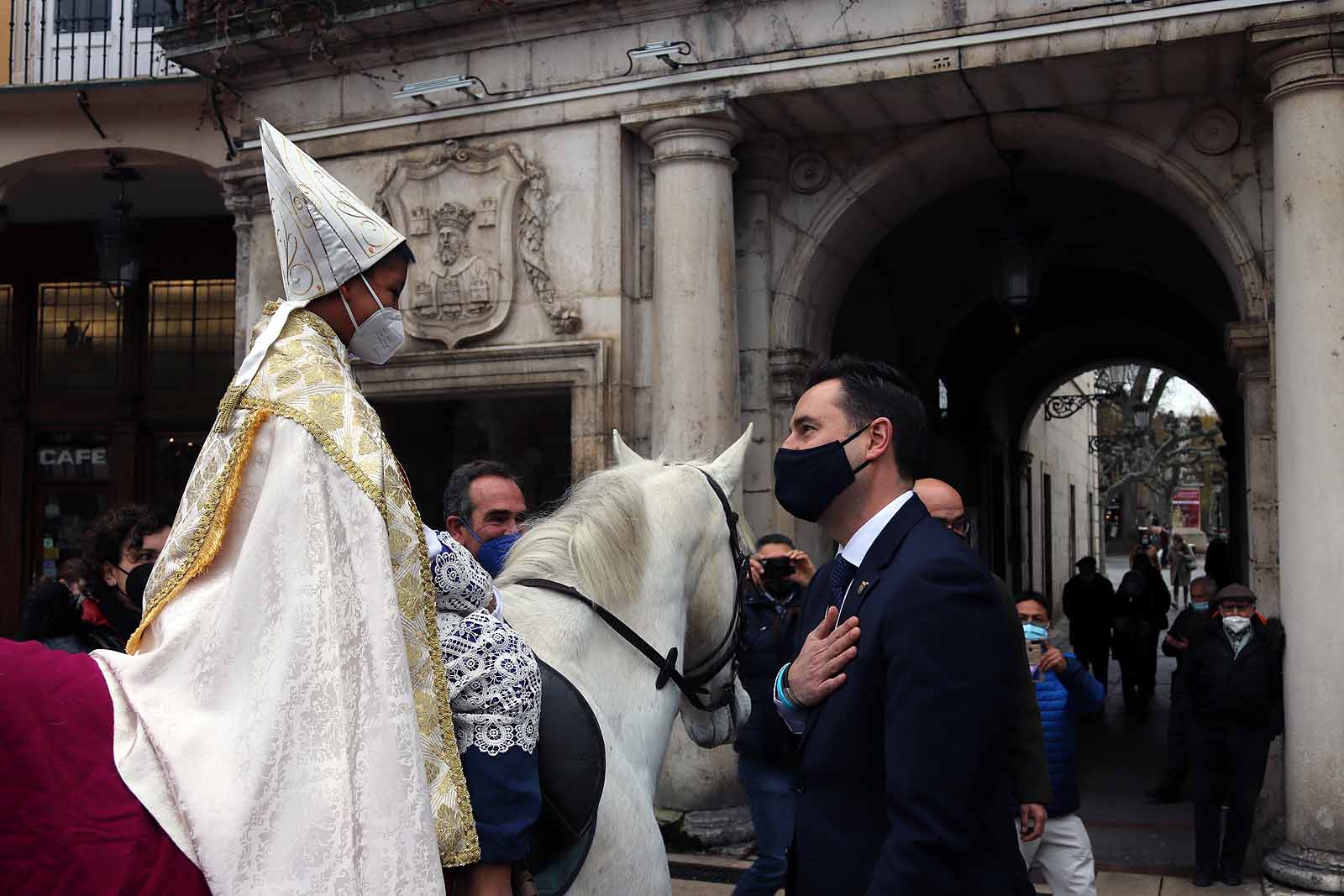 El obispillo saluda desde su caballo.