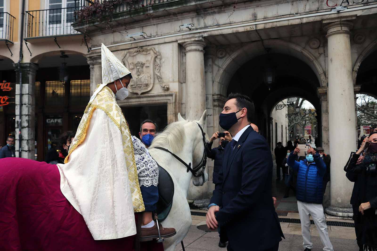 El obispillo saluda desde su caballo.