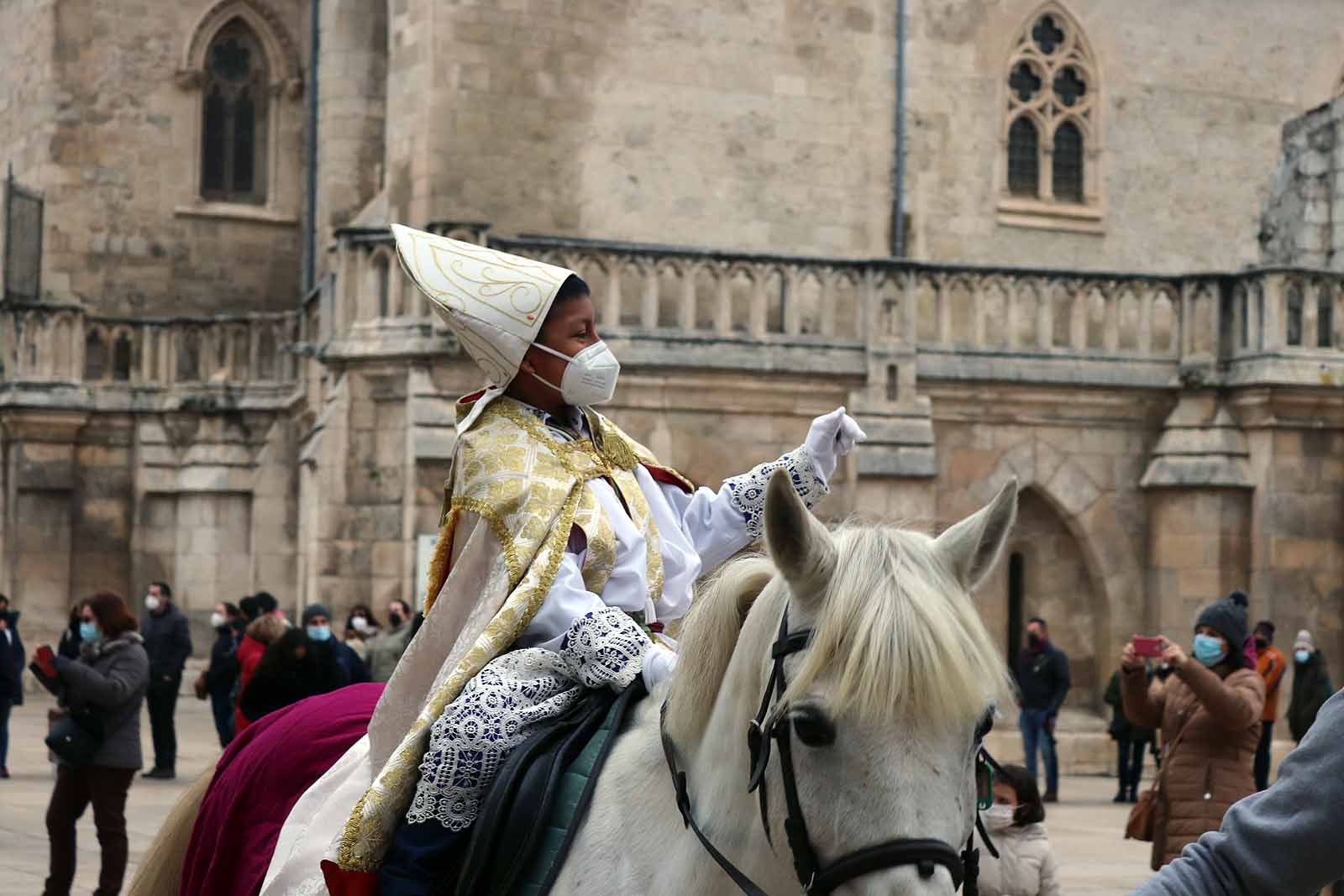 El obispillo saluda desde su caballo.