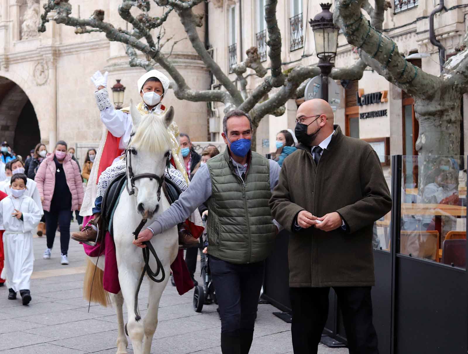 El obispillo saluda desde su caballo.