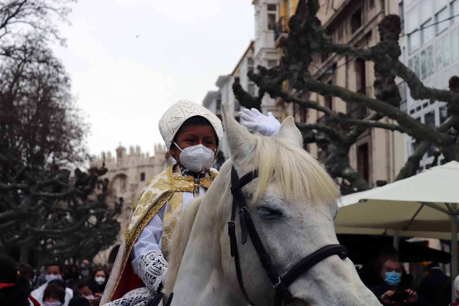 El obispillo saluda desde su caballo.