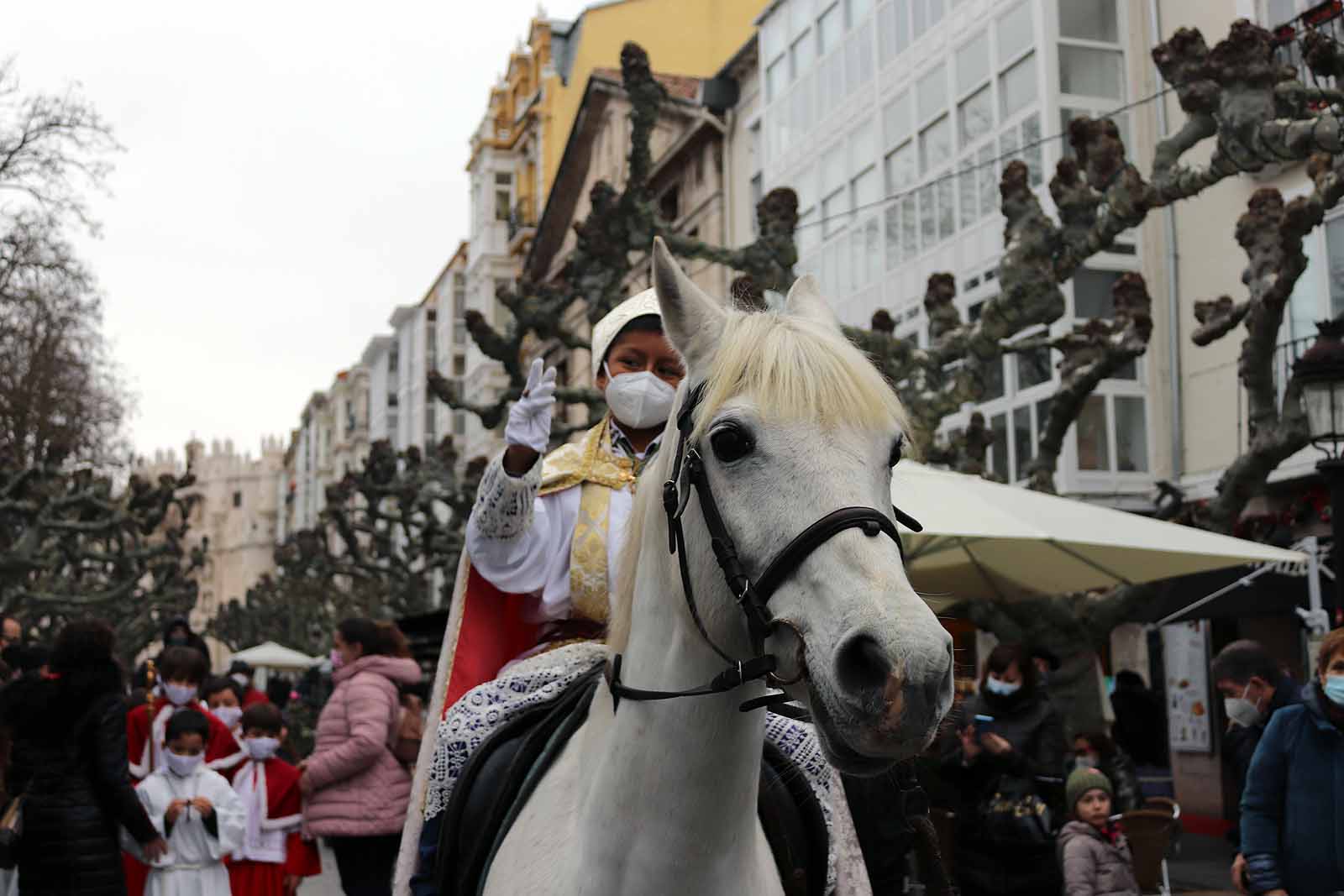 El obispillo saluda desde su caballo.