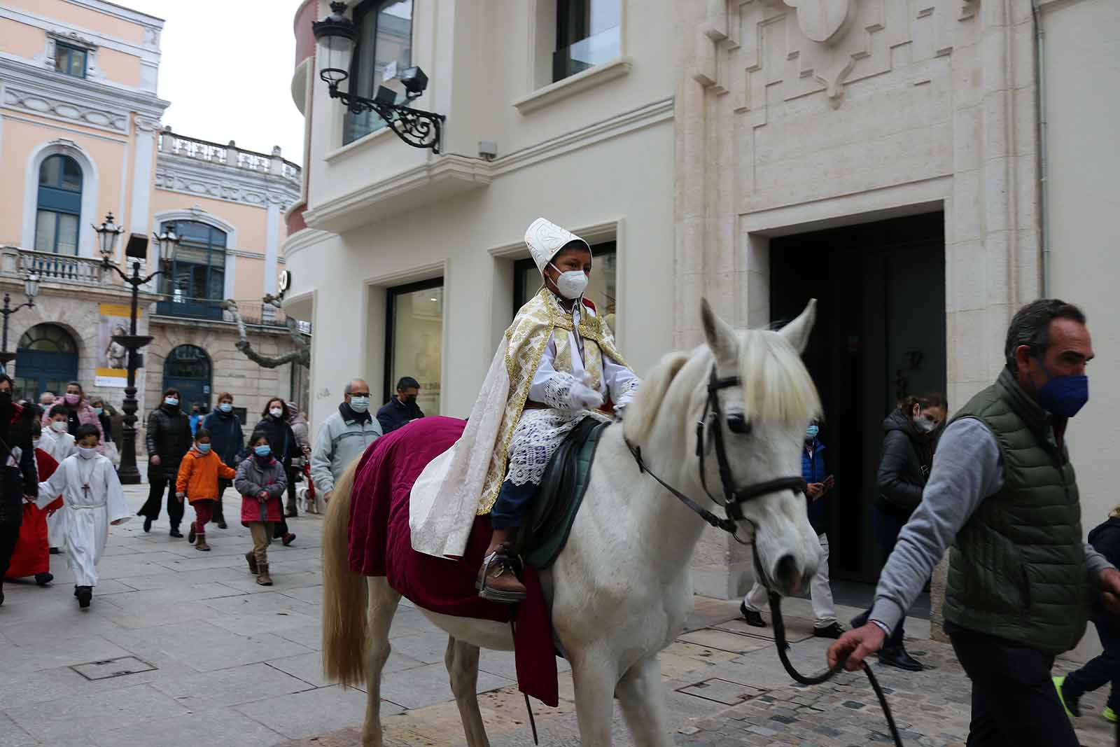 El obispillo saluda desde su caballo.