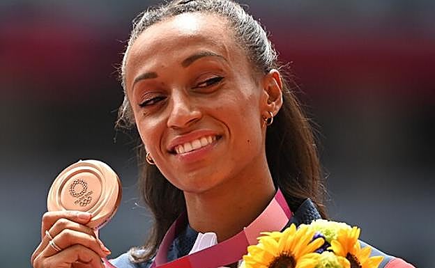 Ana Peleteiro, en el podio olímpico con su presea de bronce.