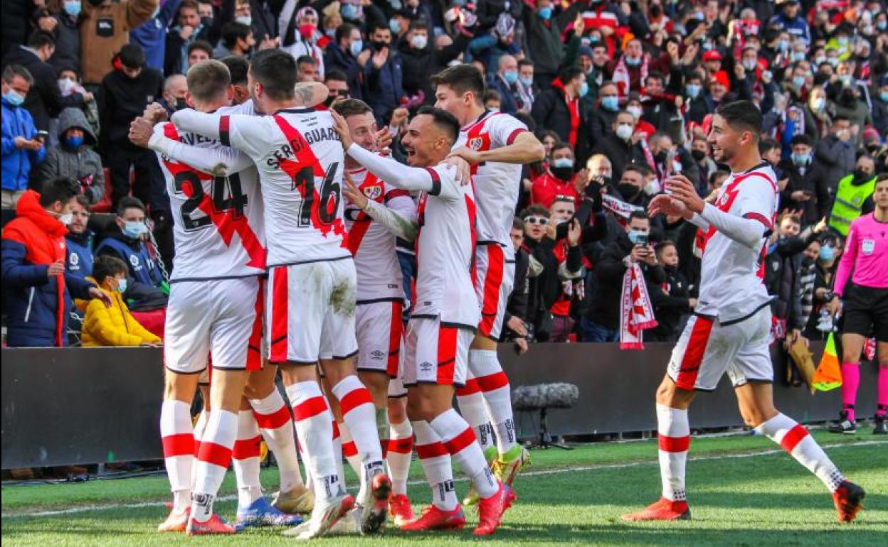 Los jugadores del Rayo celebran un gol.