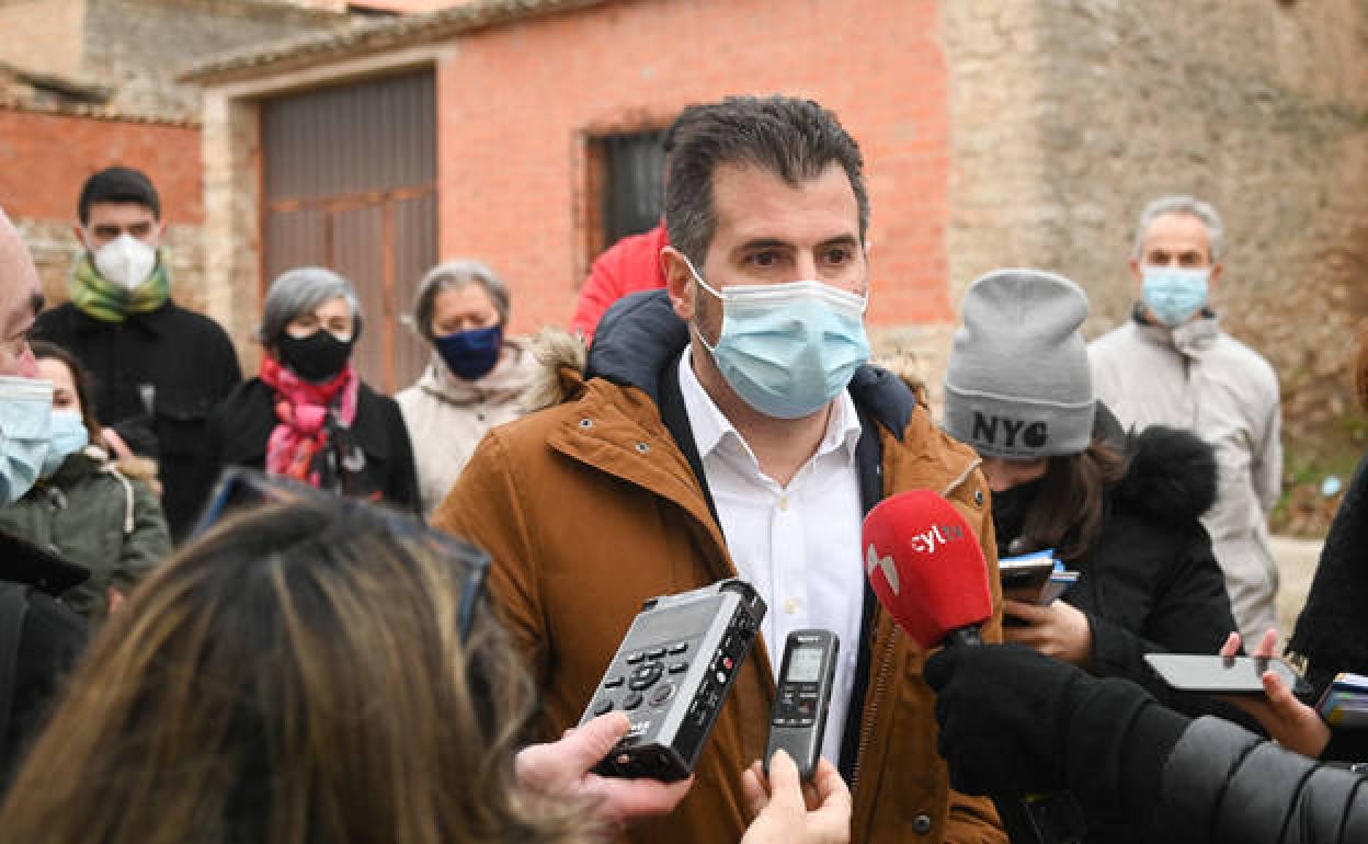 Luis Tudanca en su visita a Barrio de Muñó. 