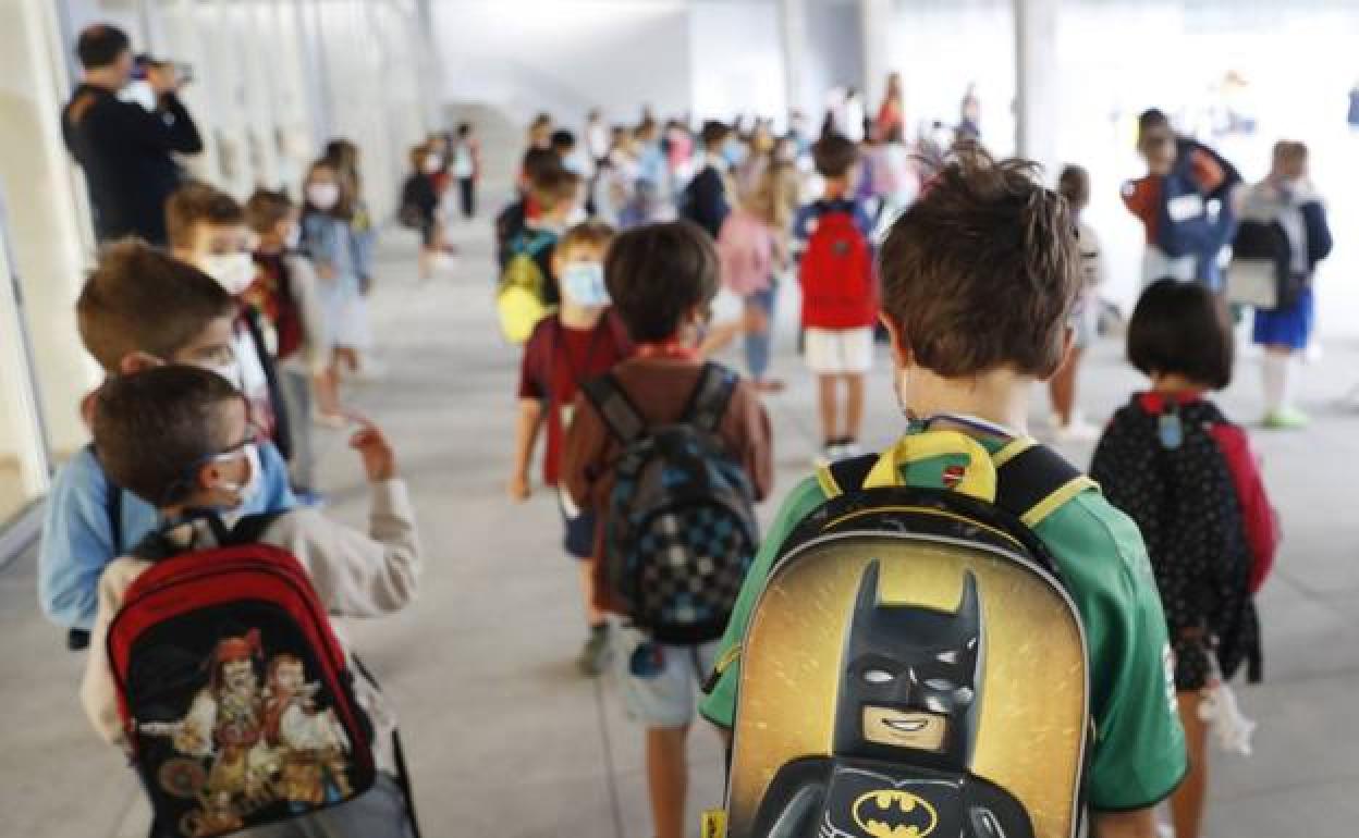 Un grupo de niños esperando a entrar en clase. 