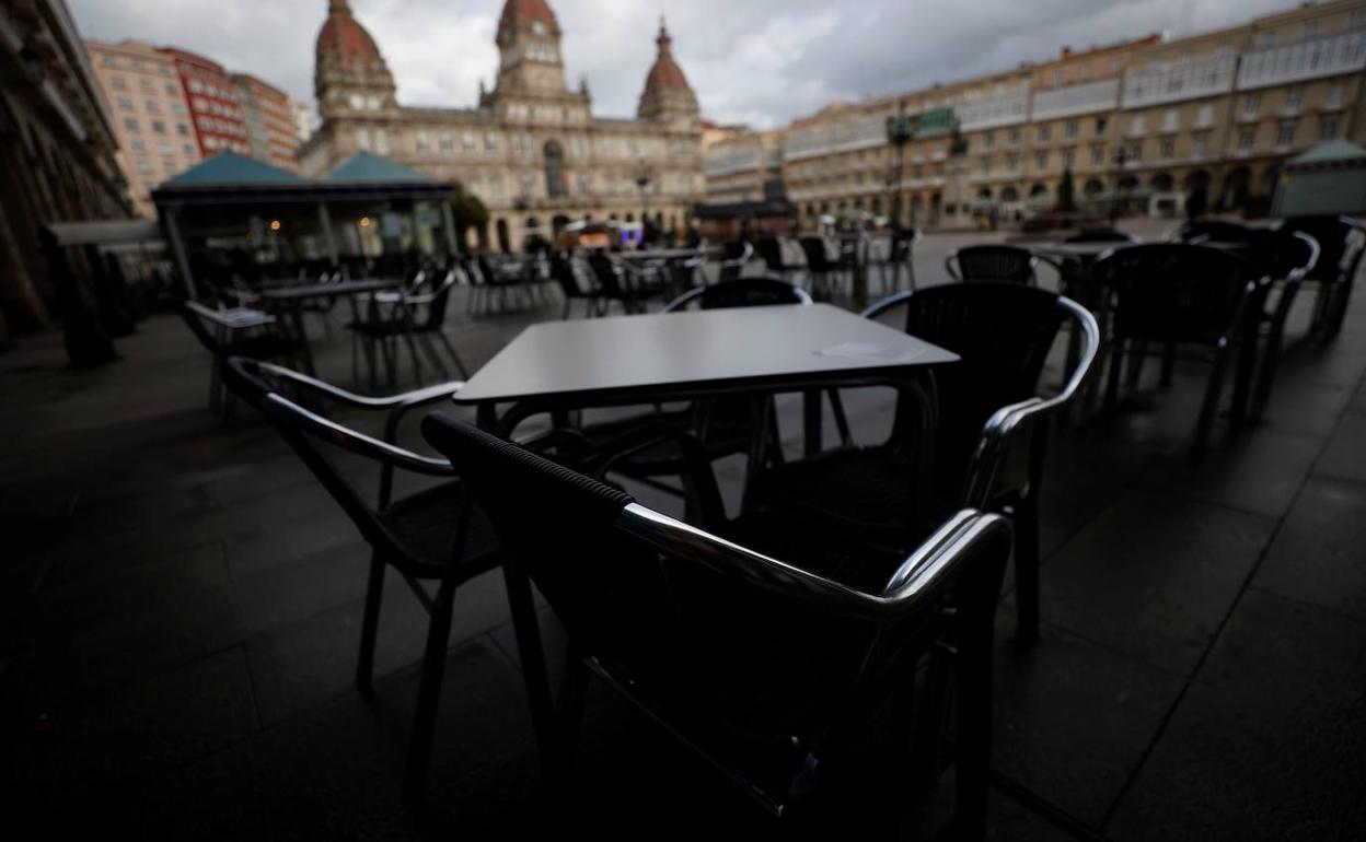 Una terraza de hostelería vacía en la céntrica plaza coruñesa de María Pita. 