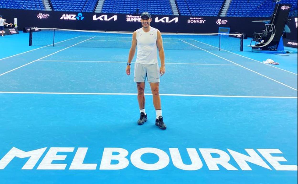 Rafa Nadal, en la pista de Melbourne. 