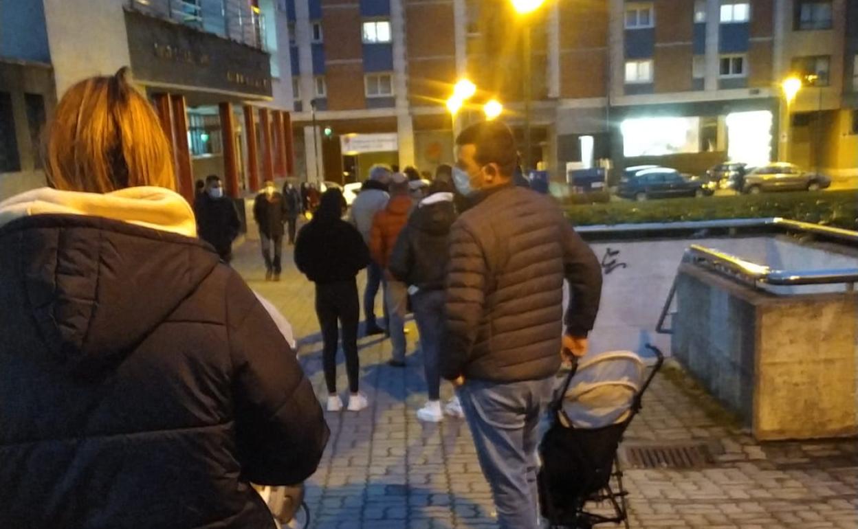 Colas de más de una hora para hacer pruebas de antígenos en Burgos este miércoles. 