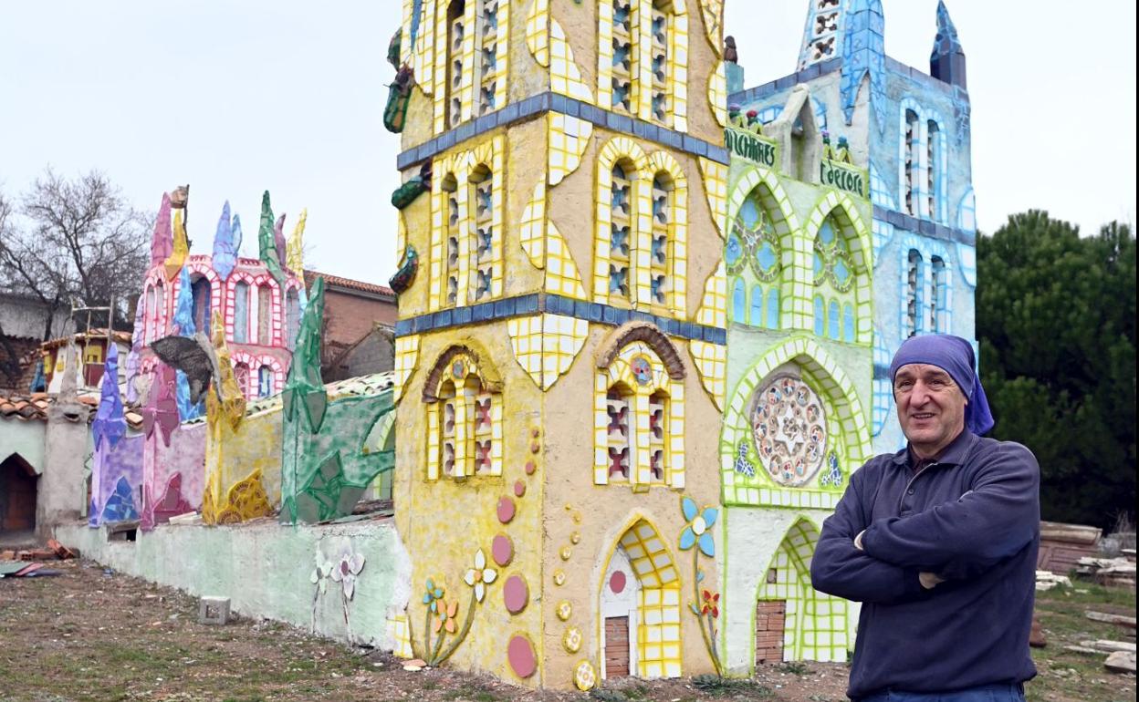 Yáñez trabaja ya en una colorida réplica de la Catedral de Burgos. 