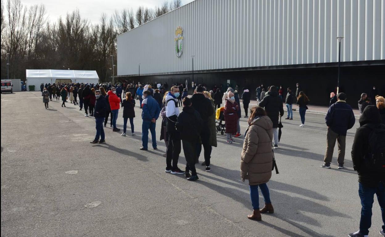 Las colas en el aparcamiento de El Plantío se han alargado incluso horas. 