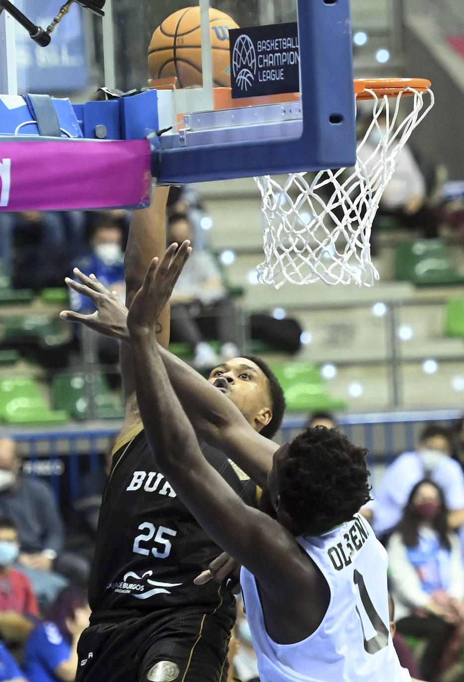 Fotos: El Hereda San Pablo vence al Darüşşafaka S.K. en Liga de Campeones