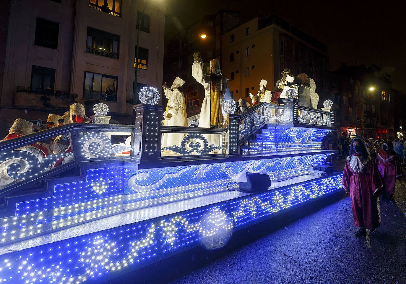 Fotos: Ilusión, frío y mascarillas para recibir a los Reyes Magos