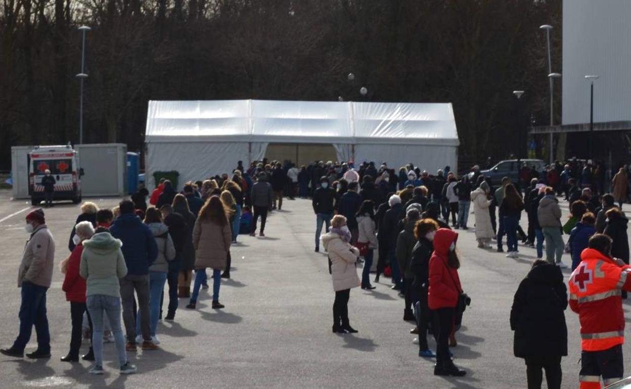 Colas para someterse al cribado de las unidades móviles en Burgos. 