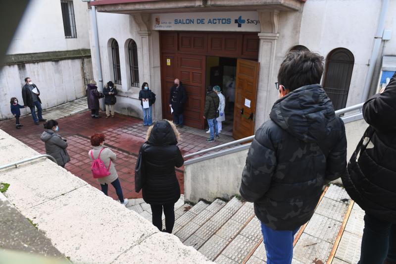 Colas en la Casa del Barco para realizarse pruebas diagnósticas de la covid.-19. 