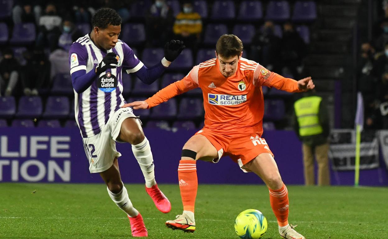 Guillermo protege el balón ante Plata..