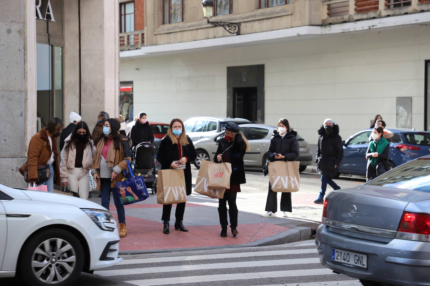 Las colas y las esperas marcan el primer día de rebajas en Burgos.