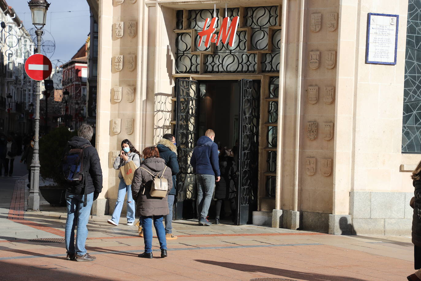 Las colas y las esperas marcan el primer día de rebajas en Burgos.