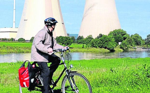 Un ciclista pasa junto a la recién clausurada central de Grohnde, en Alemania. 