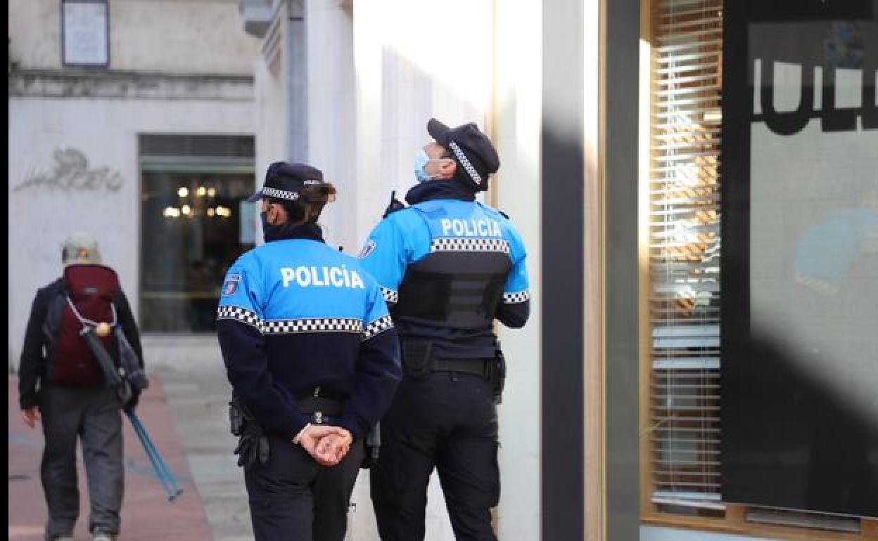 Dos agentes de la Policía Local de Burgos.