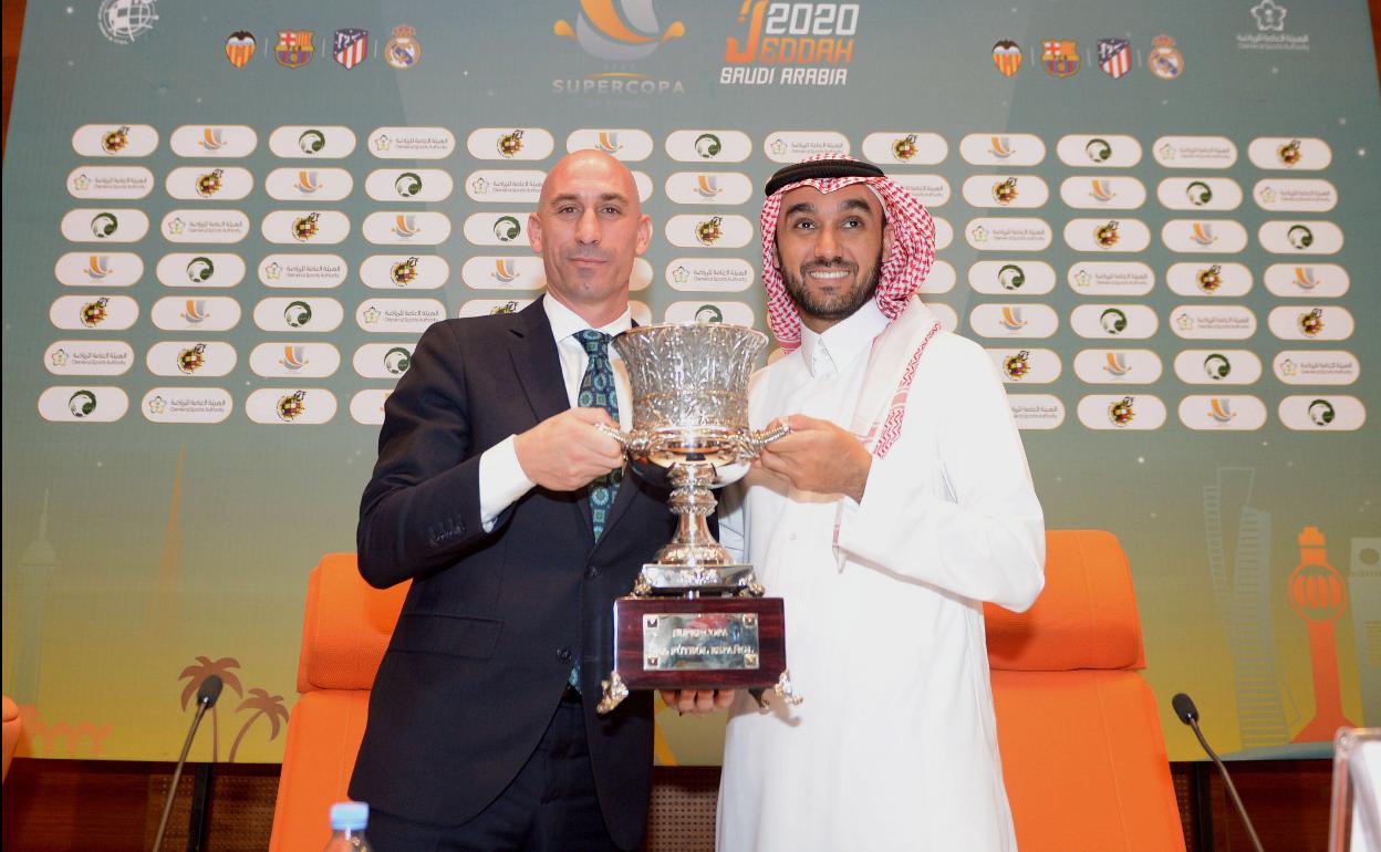 Luis Rubiales y Abdulaziz bin Turki, durante la presentación de la Supercopa 2020, la primera en Arabia Saudí.